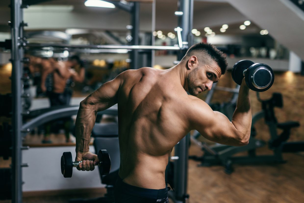 Топ-8 упражнений на плечи для мужчин для увеличения объёма и набора массы