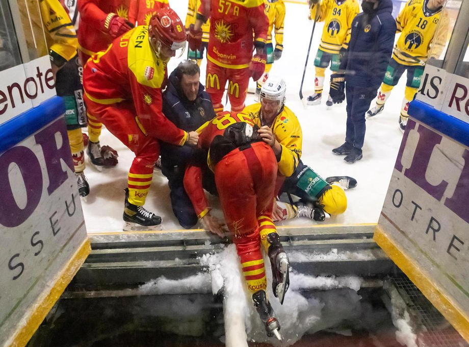 Хоккеисты провалились под лед. Хоккеист на льду. Хоккей провалились по лед. Провалился под лед хоккей.