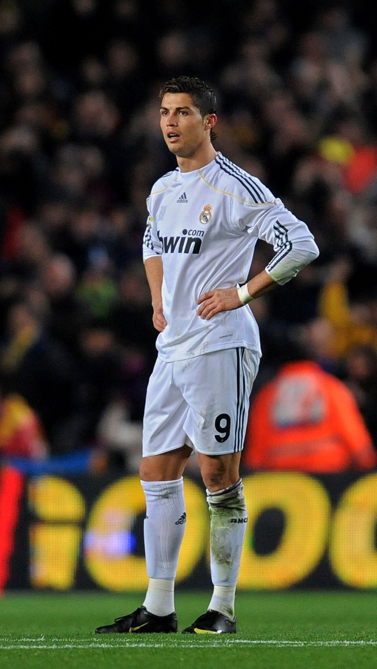 2009. В июне Роналду переходит в мадридский «Реал» за рекордную на тот момент сумму — € 94 млн.