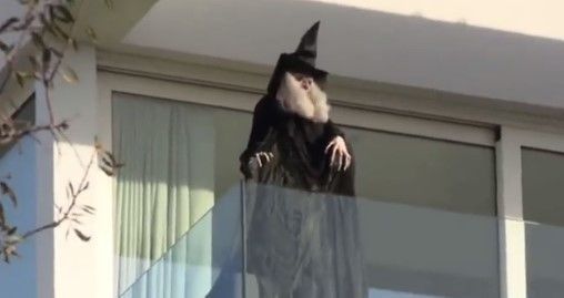 Шакира выставила фигуру ведьмы на балкон, который выходит к дому матери  Пике - Чемпионат