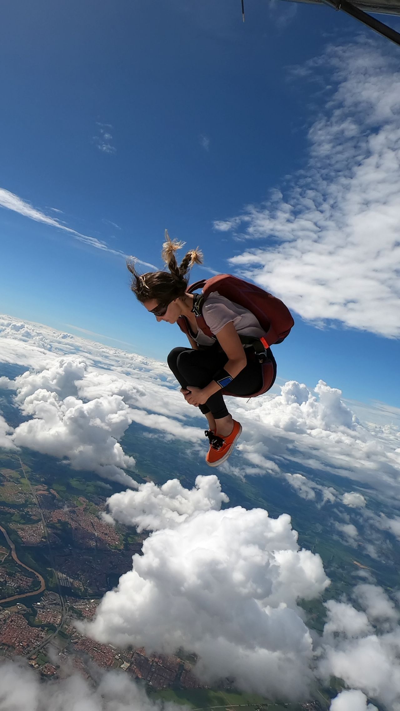 Молодая экстремалка прыгнула с парашютом чтобы подрочить в свободном полете