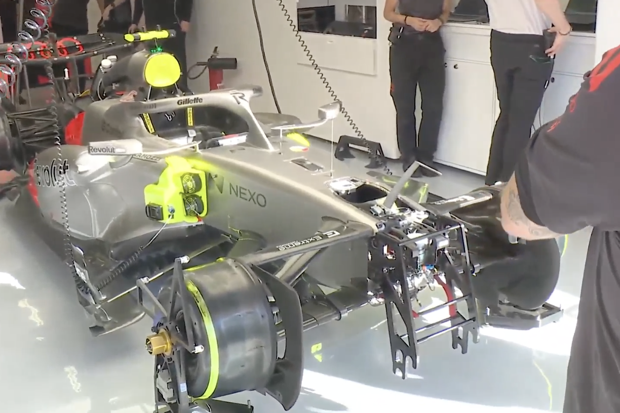 Болид «Ауди» в боксах