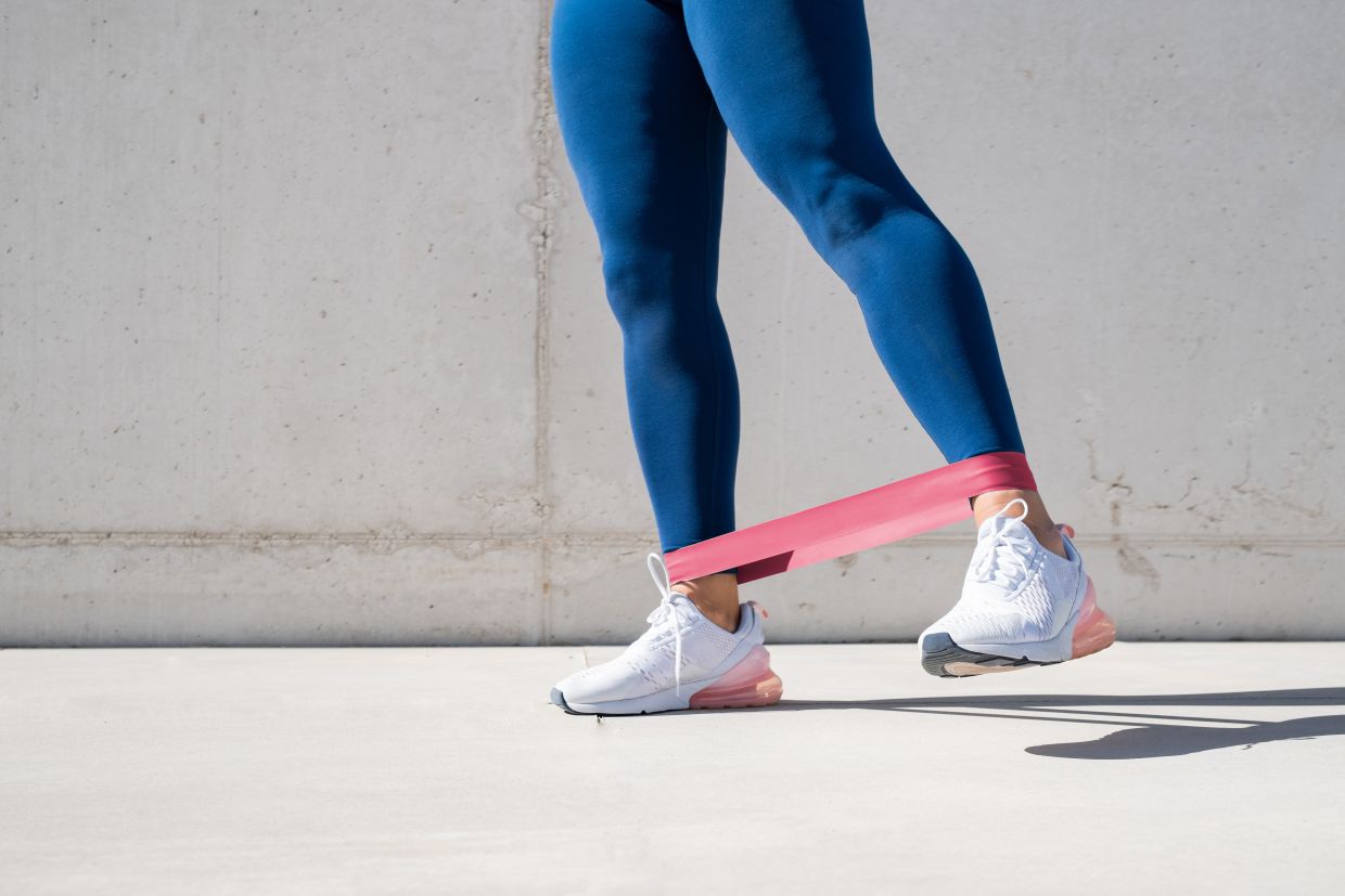 Фитнес-резинка — что это такое, какие упраженения и на какие группы ...