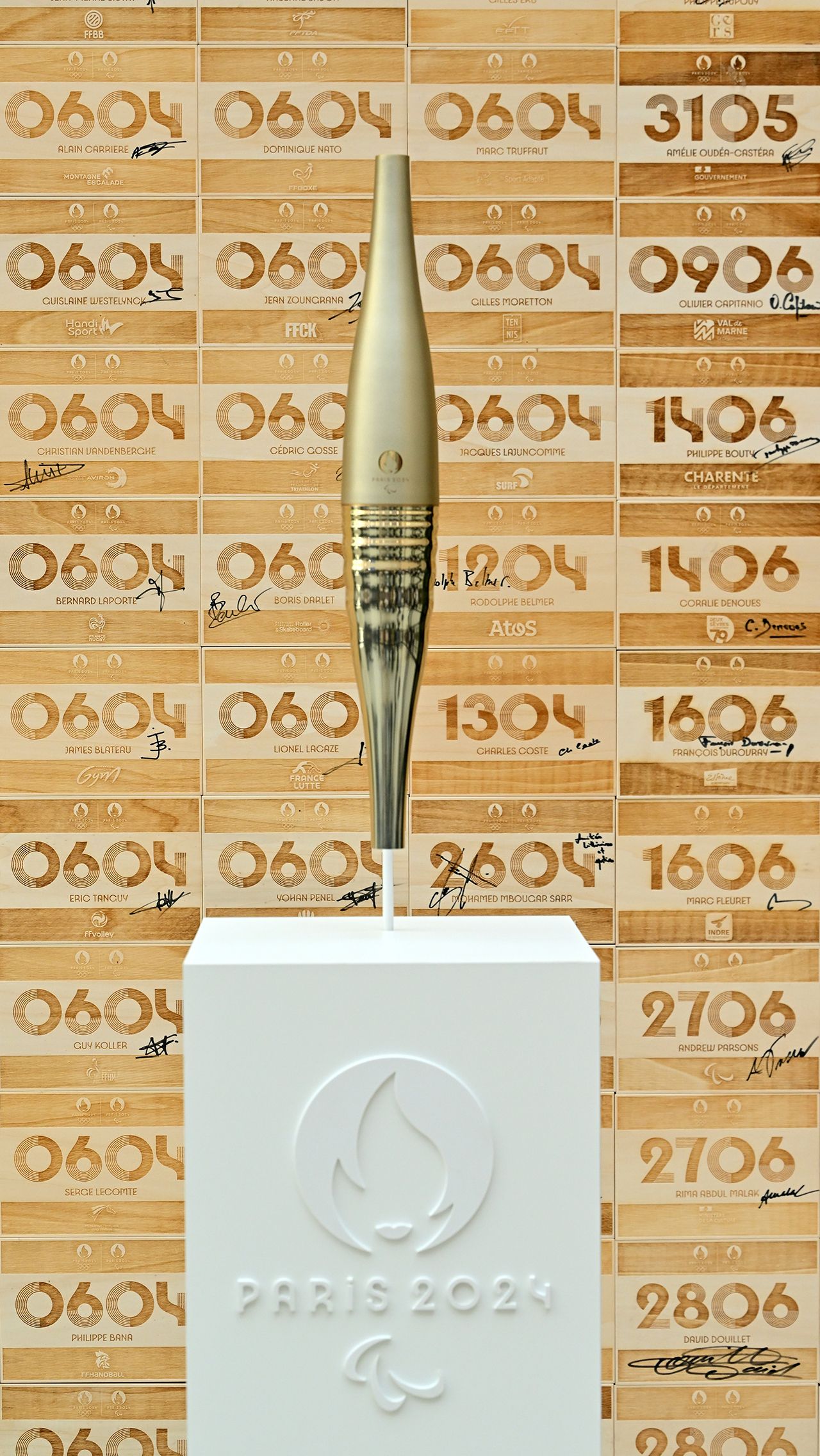 Впервые в истории на Олимпийских и Паралимпийских играх будет использован единый дизайн факела. Всего организаторы подготовят 2000 экземпляров из 100%-й переработанной стали. Вес одного — 1,5 кг.