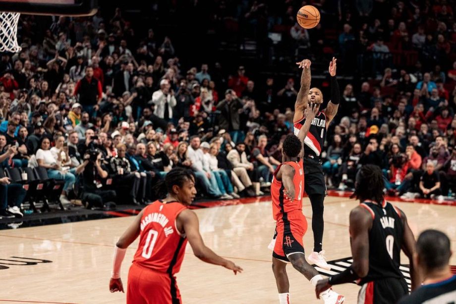 Защитник «Портленд Трэйл Блэйзерс» Дэмьен Лиллард в матче НБА с «Хьюстоном» набрал 71 очко