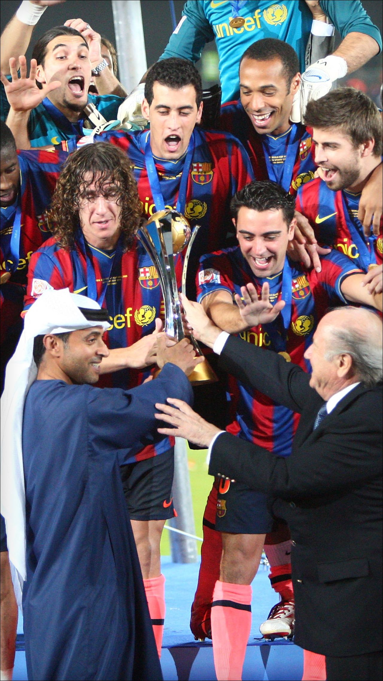 14 лет назад «Барса» выиграла шестой титул за год