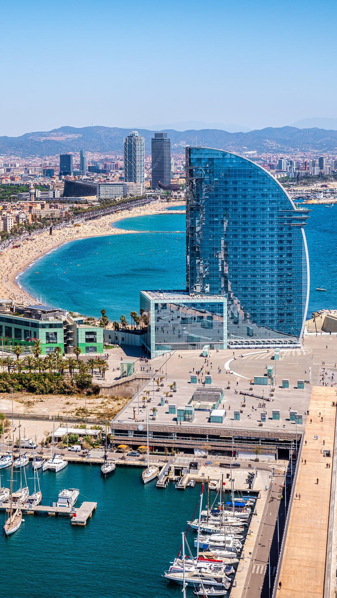 Аргентинец владеет отелями на Ибице и Мальорке, которые объединены в Majestic Hotel Group. Игрок потратил € 30 млн на покупку здания в Барселоне в 2017 году.