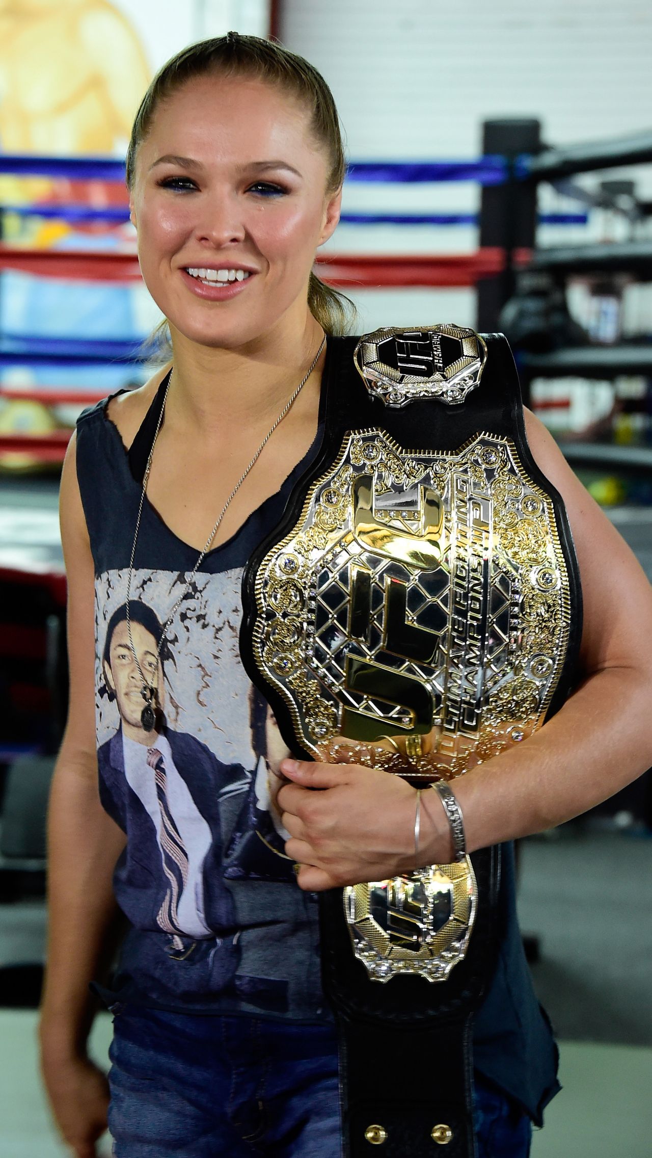 Неудивительно, что через несколько лет Роузи стала первой девушкой-бойцом UFC, заключившей контракт с Даной Уайтом. Ронда заполучила чемпионский пояс, а затем несколько раз защищала титул.