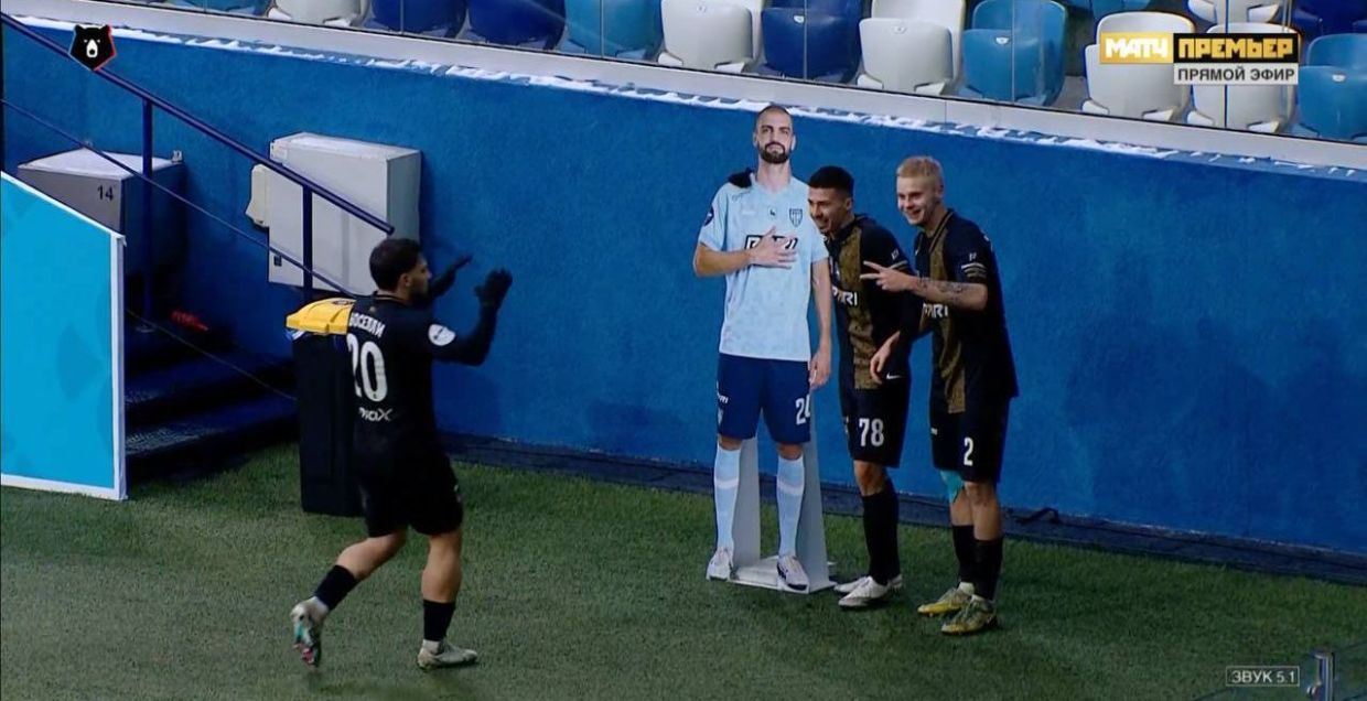 Игроки «Пари НН» отпраздновали гол в матче с «Сочи» с картонной фигурой  Кирилла Гоцука - Чемпионат