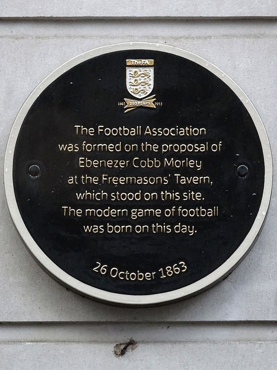 Placa conmemorativa en el lugar donde se fundó la Asociación de Fútbol