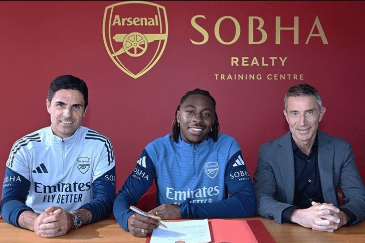 Эберечи Эзе (в центре)