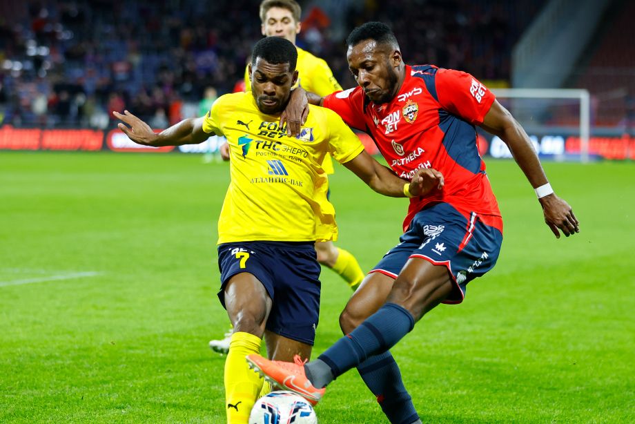 Роналдо (слева)