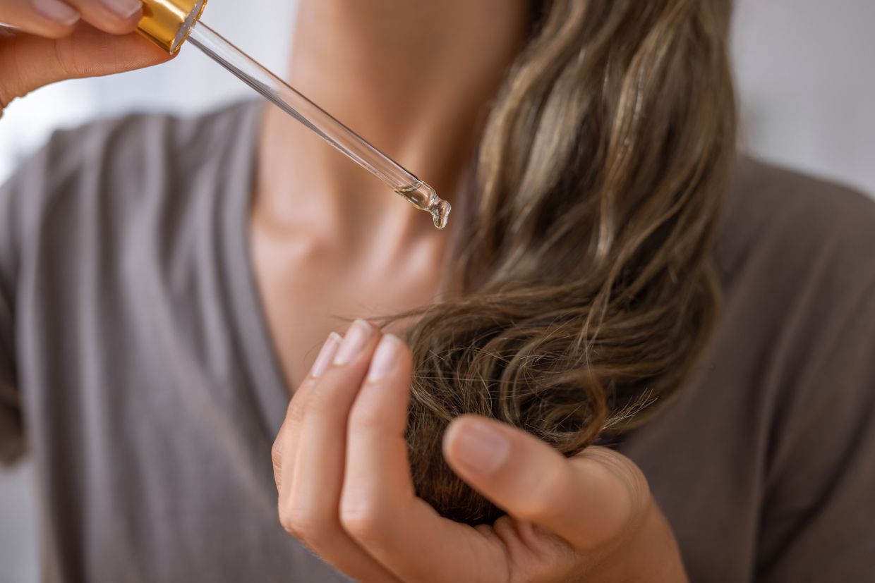 фото: Репейное или касторовое: какое масло лучше для роста волос и борьбы с перхотью?