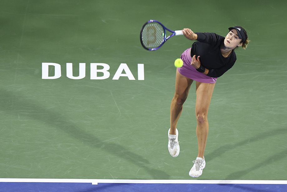 Анна Калинская в матче с Кори Гауфф на турнире WTA-1000 в Абу-Даби в 2024 году