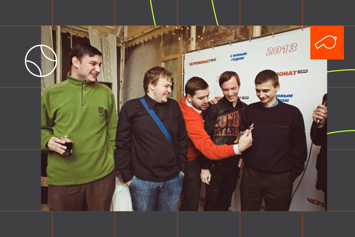 Дмитрий Сергеев (в центре) вручает приз лучшему разделу «Чемпионата» Даниилу Сальникову (справа) Дмитрий Сергеев (в центре) вручает приз лучшему разделу «Чемпионата» Даниилу Сальникову (справа)