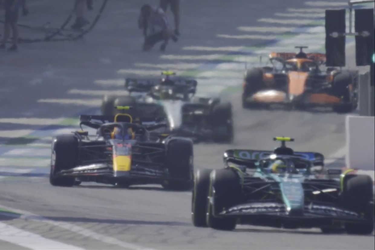 Пилоты покидают пит-лейн