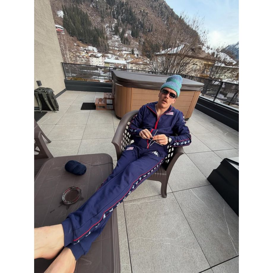 Бен Огден занимается вязанием