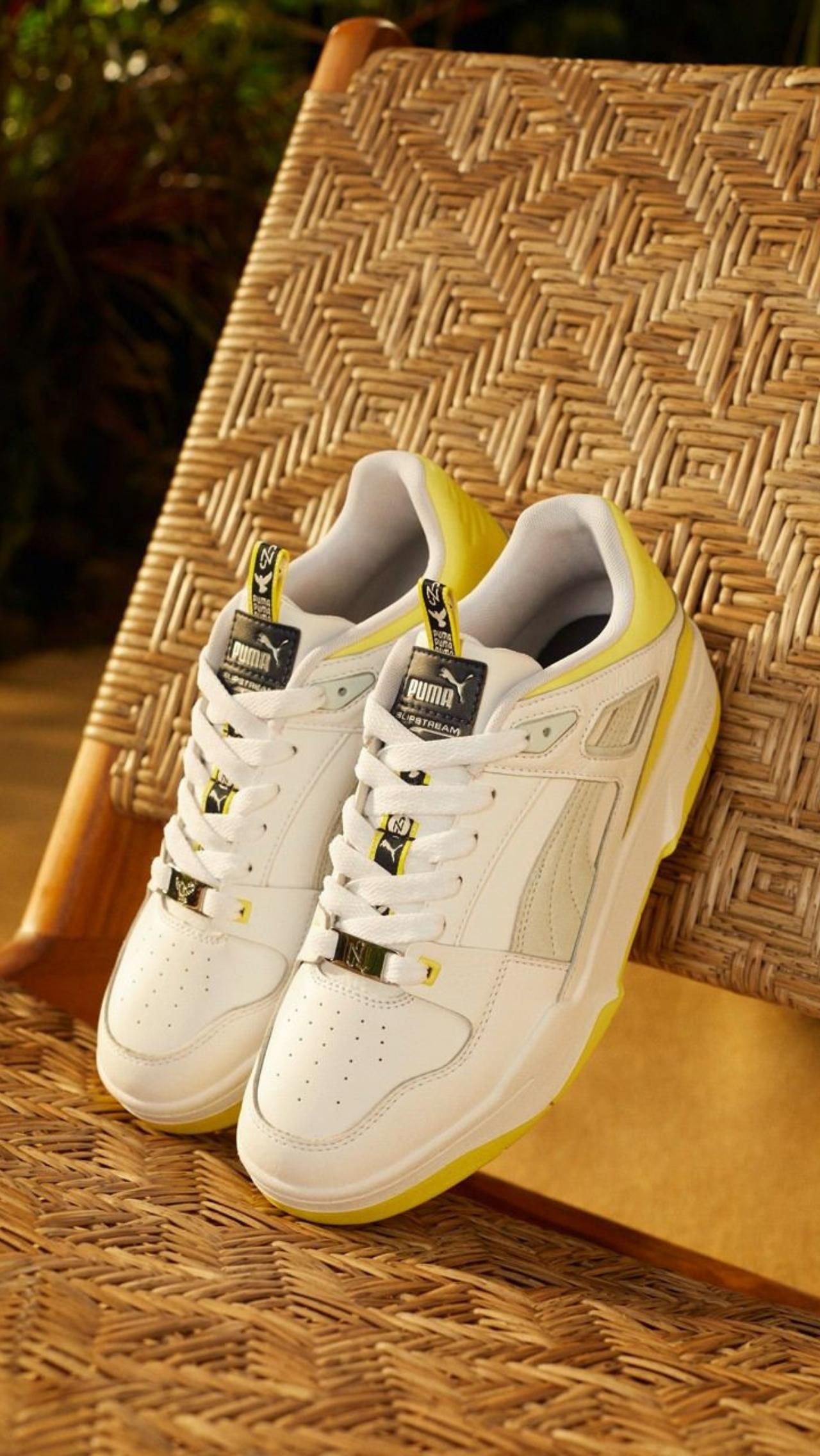 Среди кроссовок – PUMA Slipstream в молочном и чёрном цветах, дополненные жёлтыми деталями.
