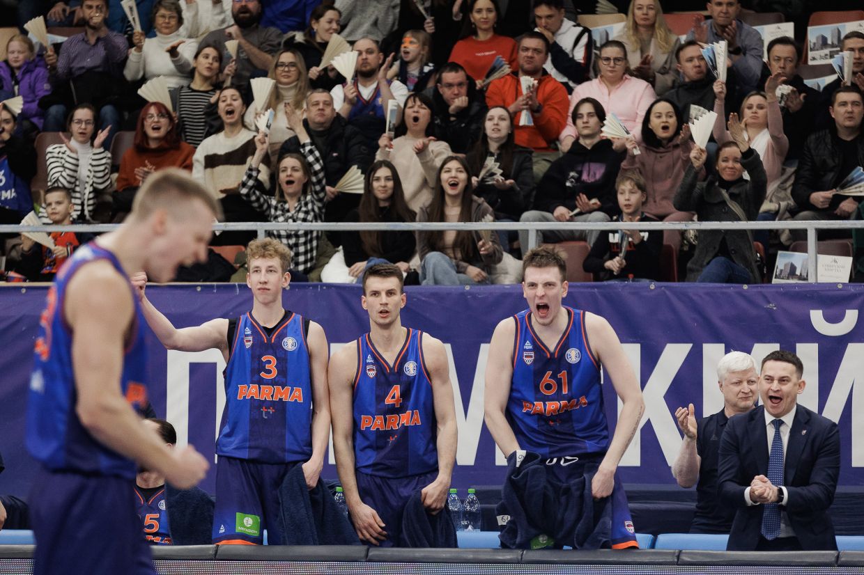 Лев Свинин (№3) на скамейке запасных