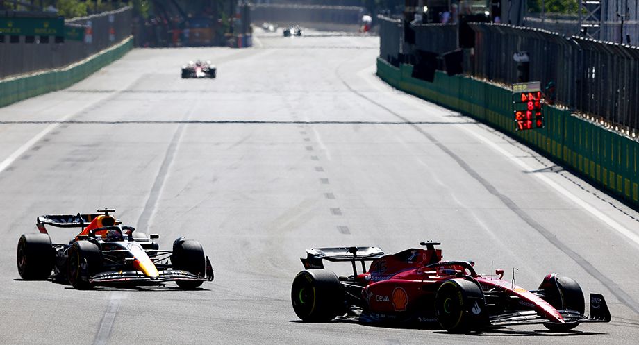 Шарль Леклер сдерживает Макса Ферстаппена