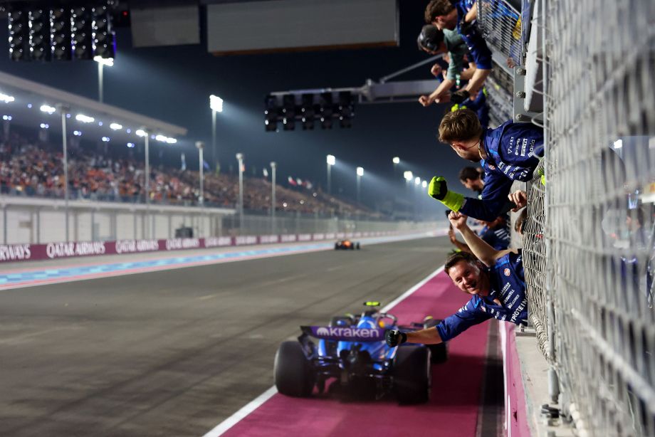 Сайнс пересекает линию финиша третьим