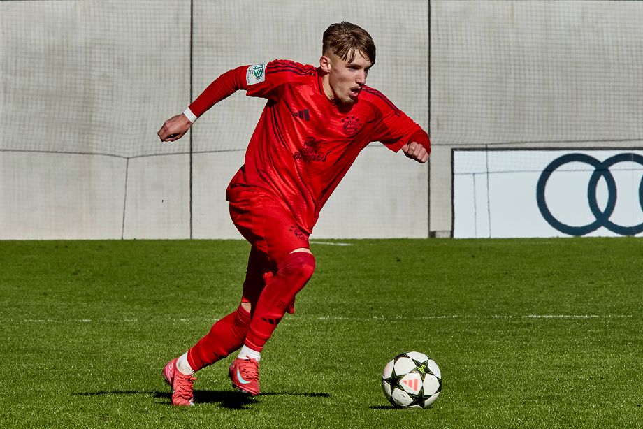 Ленарт Карл играет за молодёжную команду «Баварии»