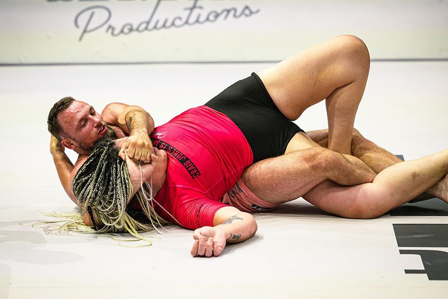 Спартак сериясында жалаңаш қыздар бейнеленген.