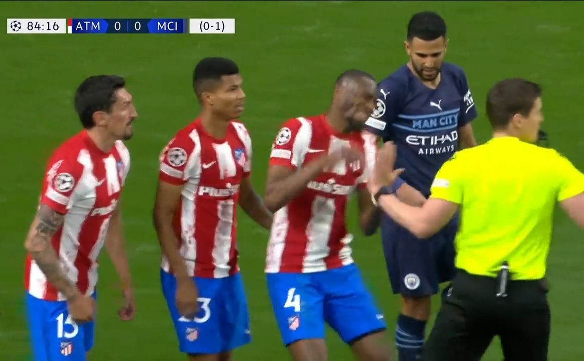 Судья ткнул пальцем в глаз игроку «Атлетико» в матче с «Манчестер Сити ...