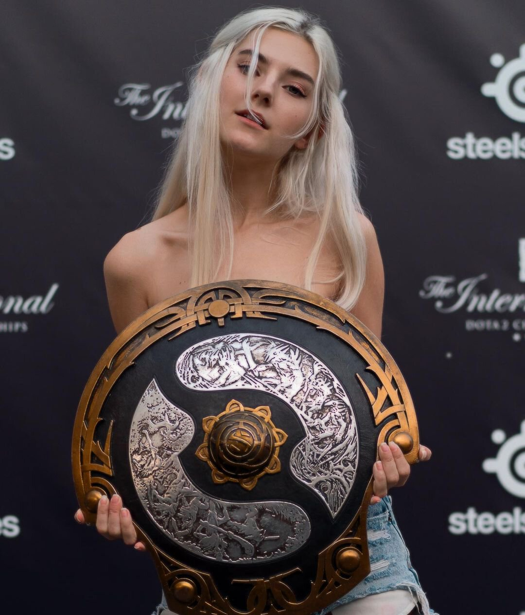 Порноактриса Eva Elfie выложила фото с трофеем за победу на The  International по Dota 2 - Чемпионат