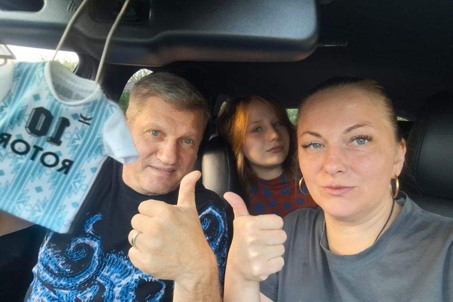 Валерий Есипов с женой и дочерью в машине Валерий Есипов с женой и дочерью в машине