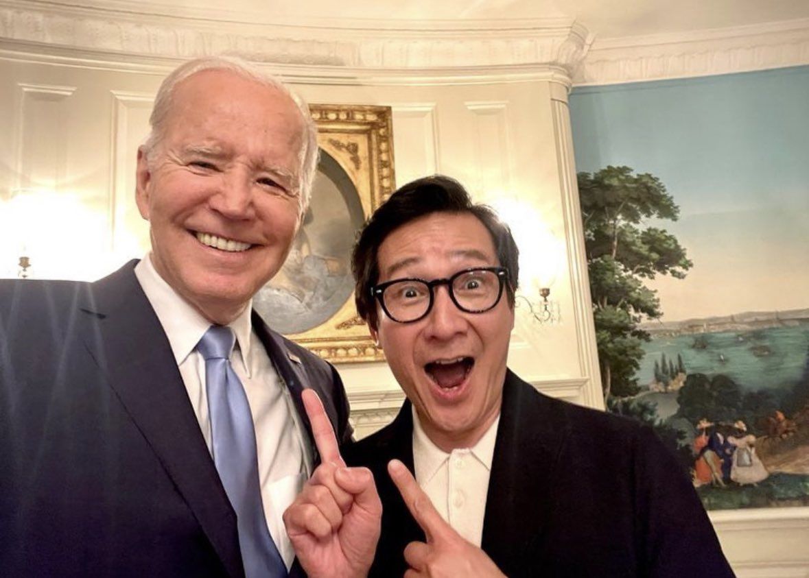 Звезда «Всё везде и сразу» Ке Хюи Куан сфотографировался с президентом ...