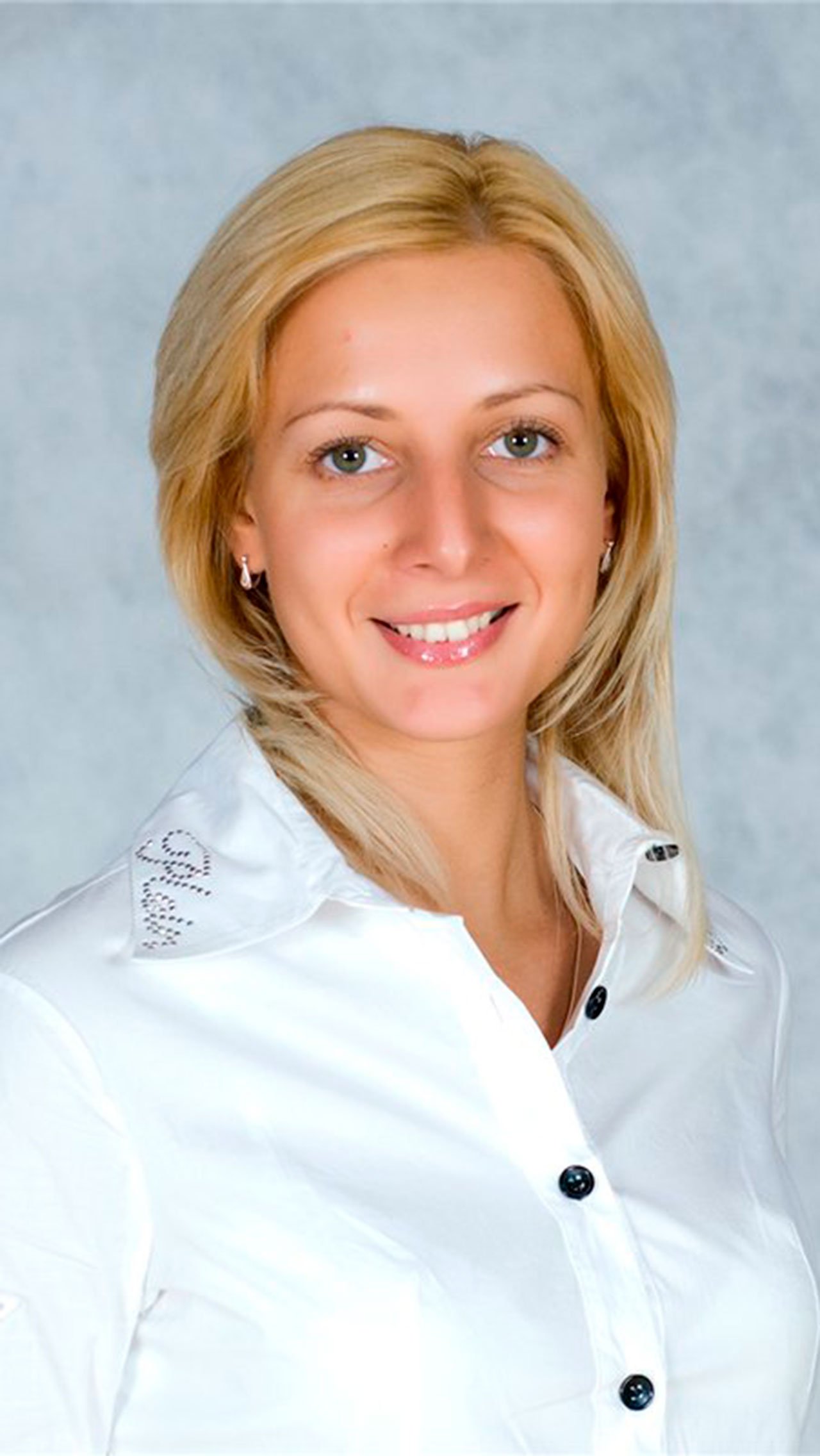 Первой гимнасткой в истории, выигравшей две Олимпиады в групповых упражнениях, стала наша Наталья Лаврова. На её счету пять золотых медалей ЧМ. Наталья в 2010 году трагически погибла в ДТП.
