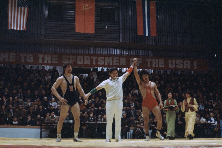 1979 год, Международный матч по вольной борьбе между сборными командами СССР и США. Мастер спорта из Махачкалы Яраги Шугаев (справа)