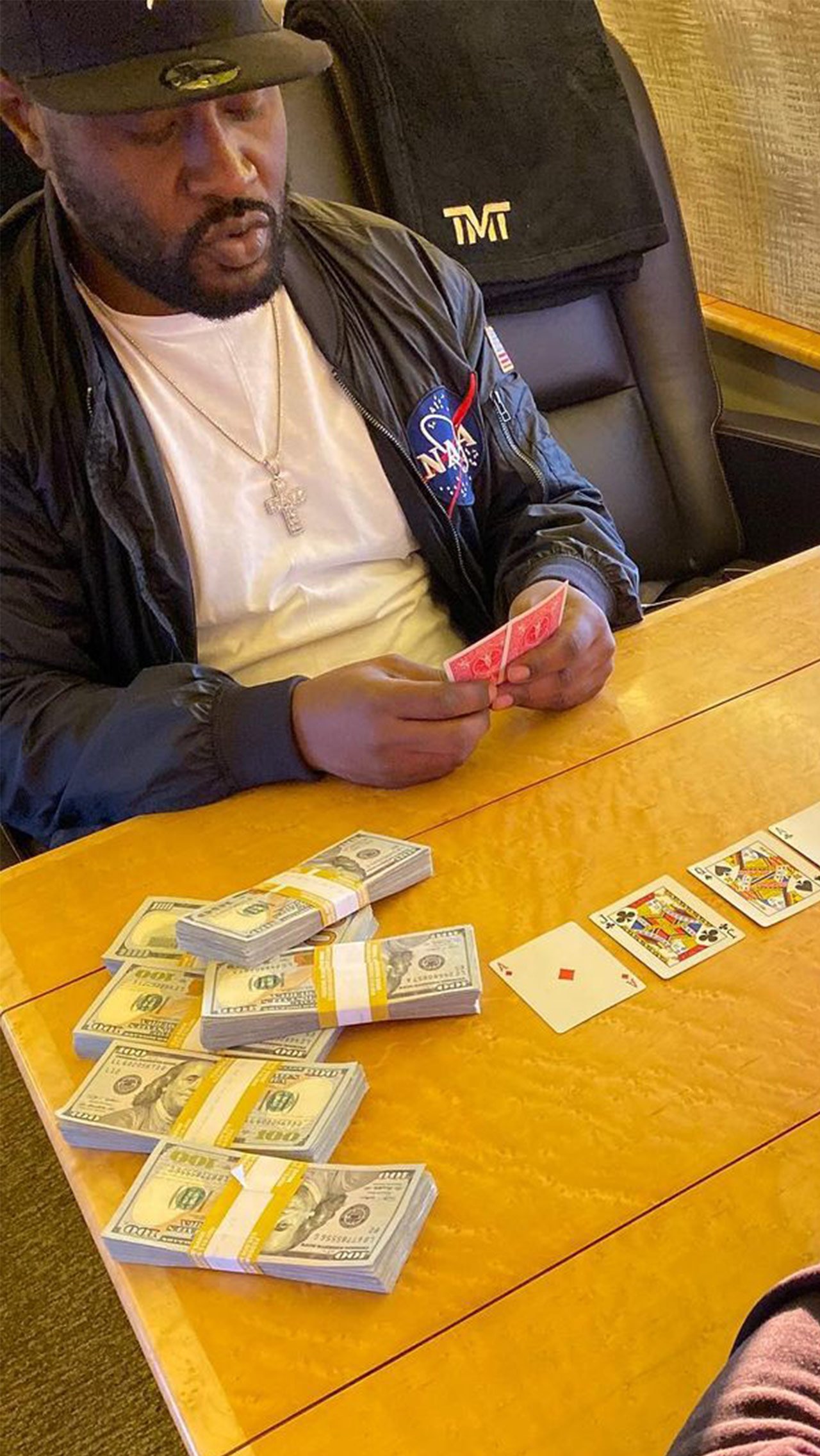 Флойд регулярно играет в покер с друзьями на самолёте. На столе лежат большие пачки денег, о чём боксёр не устаёт напоминать в своём «инстаграме».