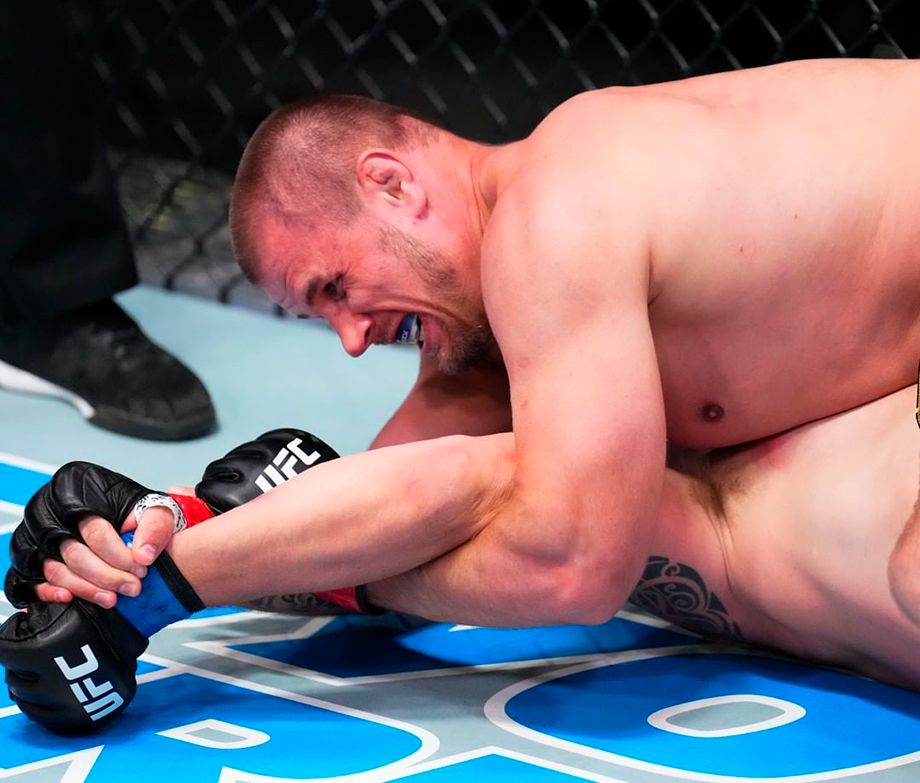 UFC Vegas 53: Александр Романов одолел Чейза Шермана редким болевым приёмом в первом раунде, видео