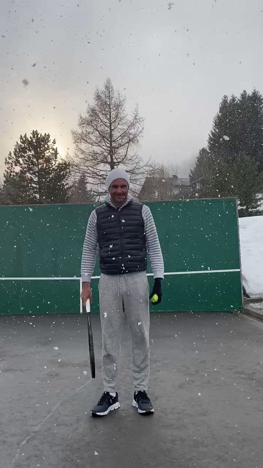 Роджер Федерер принимает термальные ванны и бегает по снегу, он планирует сыграть на Уимблдоне в следующем году