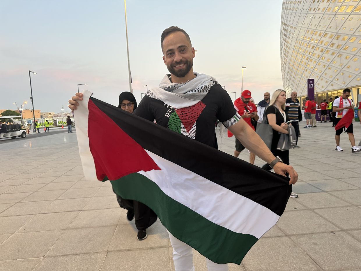 Фанат с палестинским флагом