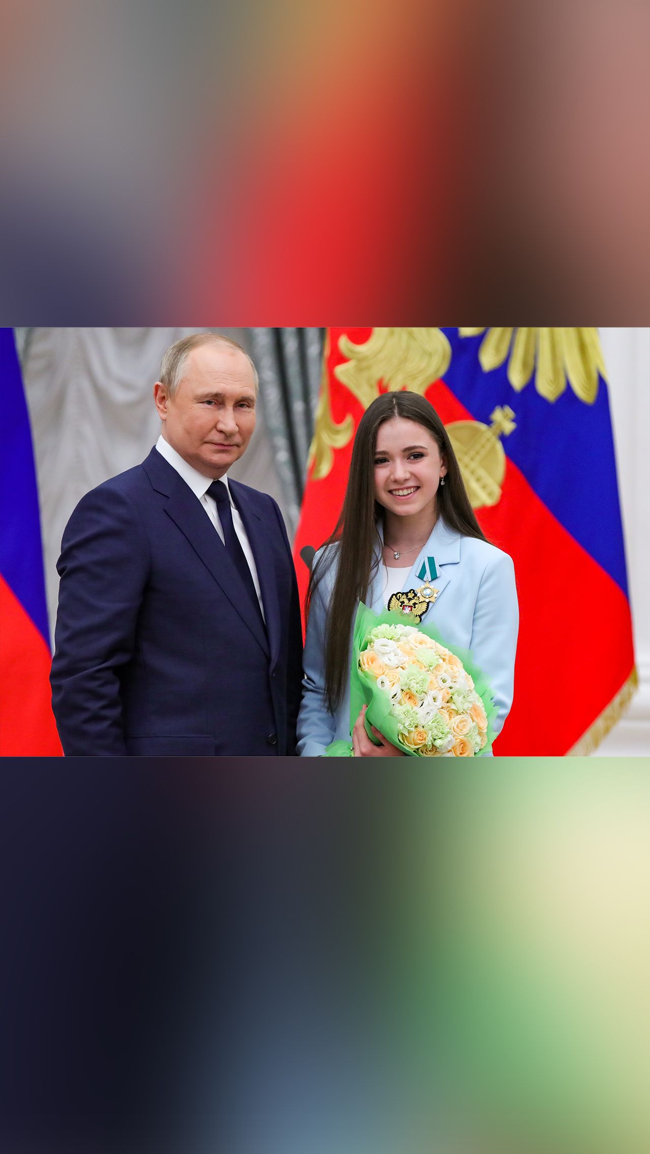 Несколько исключений на встрече сделали для 16-летней Камилы Валиевой, которая отмечает день рождения. Имениннице разрешили прийти с мамой, а также подготовили лимонад, а не шампанское.