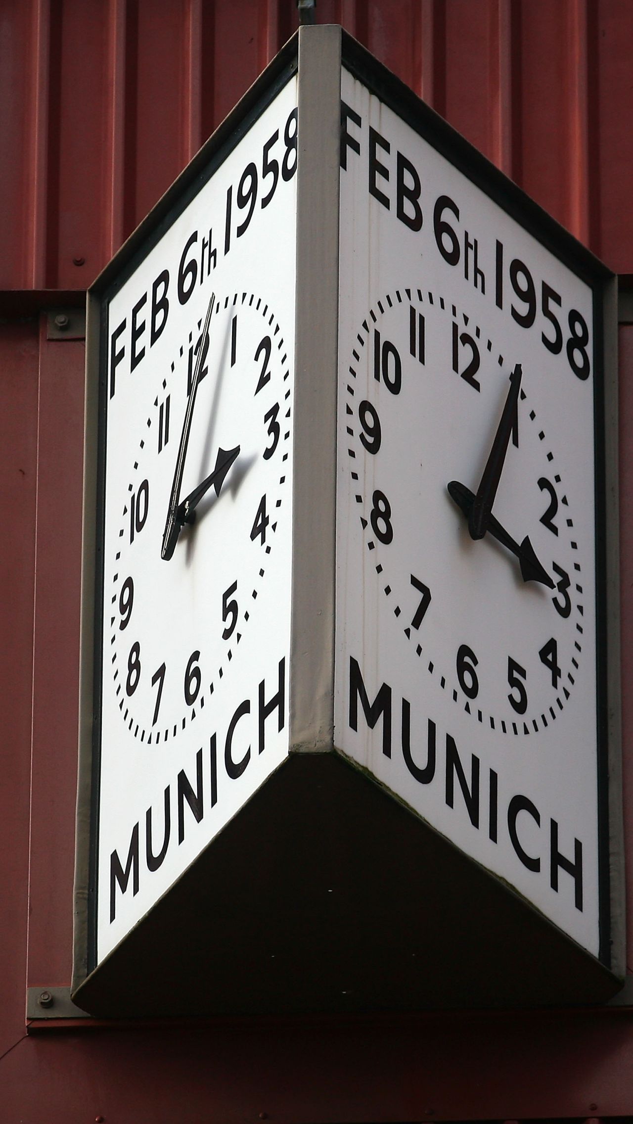 Особые часы на стадионе «Олд Траффорд» застыли в тот самый миг.