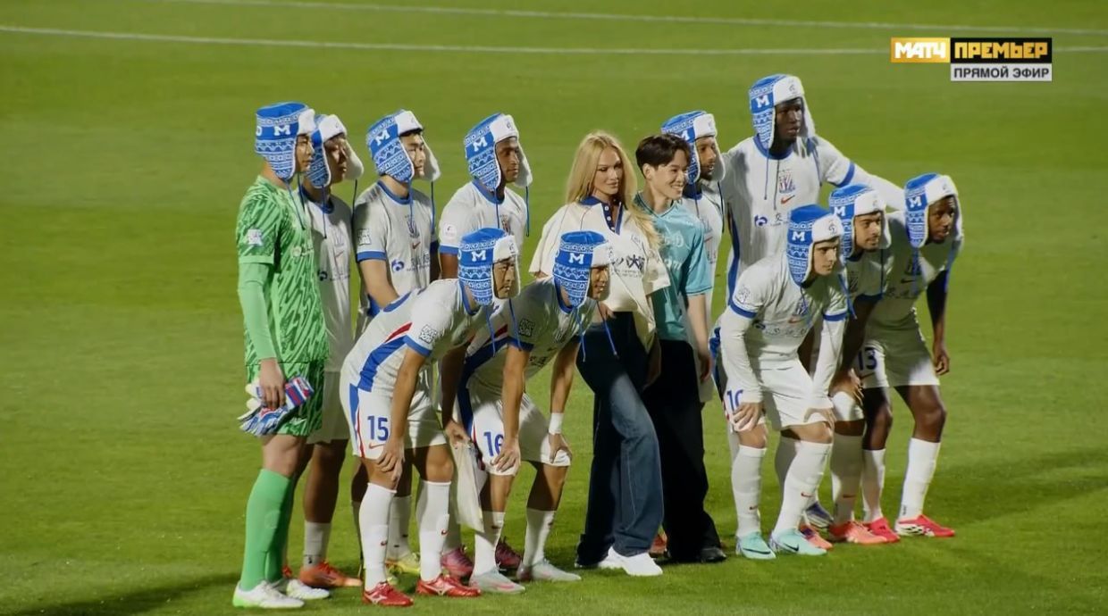 Футболисты «Шанхай Шэньхуа» в шапках-ушанках