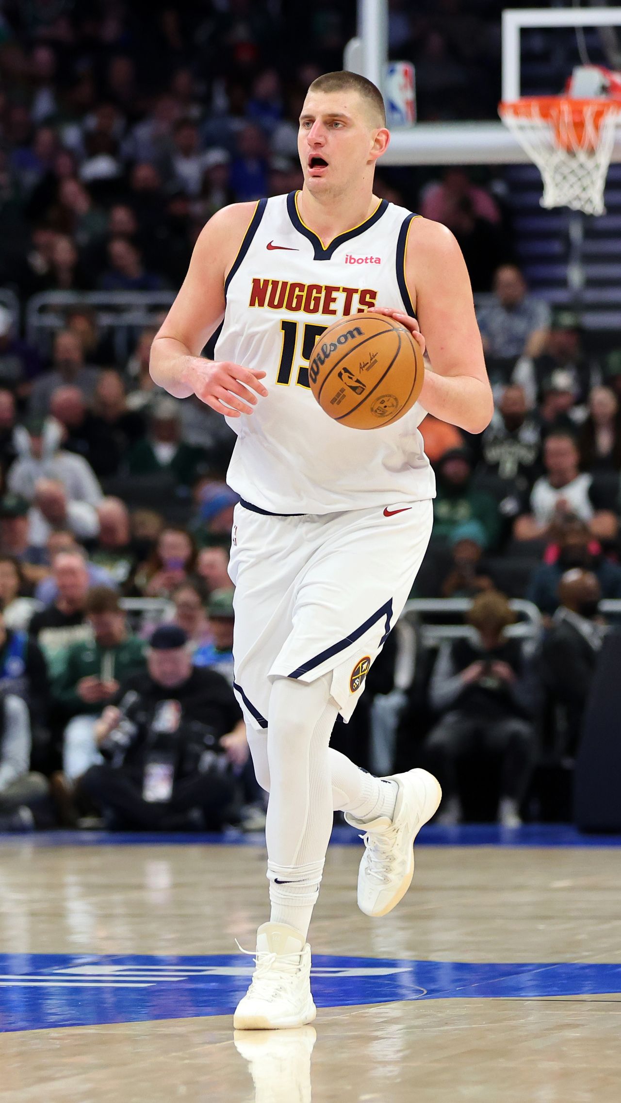 Центровой «Денвера» Никола Йокич 26 февраля 2024 года в матче регулярного сезона НБА с «Голден Стэйт» оформил очередной трипл-дабл.