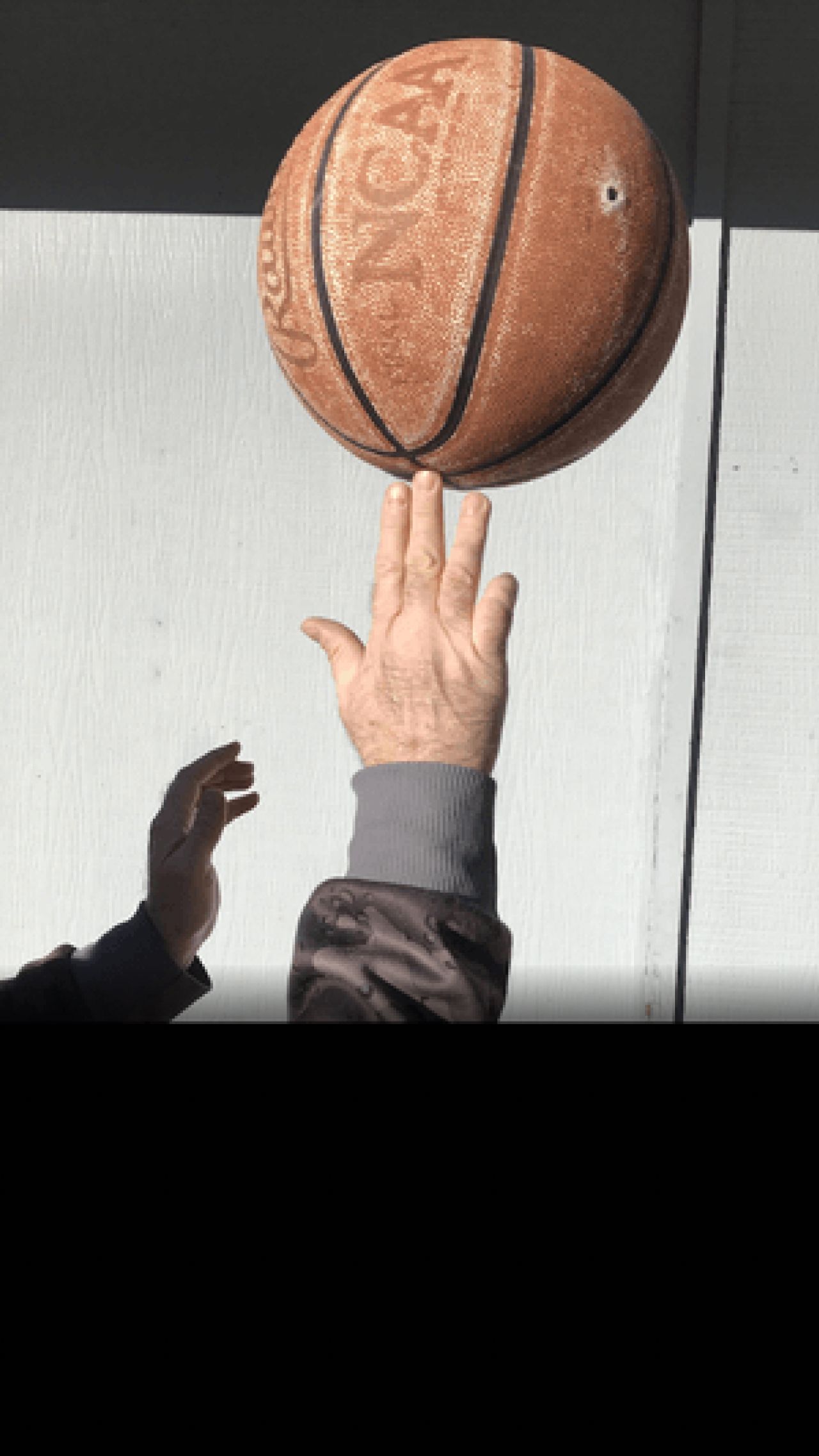 Шаг №3: Ловим мяч — и не на сам палец, а на ноготь, в той самой точке, где соприкасаются вертикальные линии