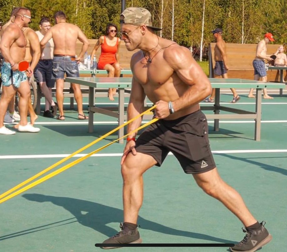 Уличная тренировка для мужчин для мышц спины, рук и груди: упражнения от чемпиона по бодибилдингу