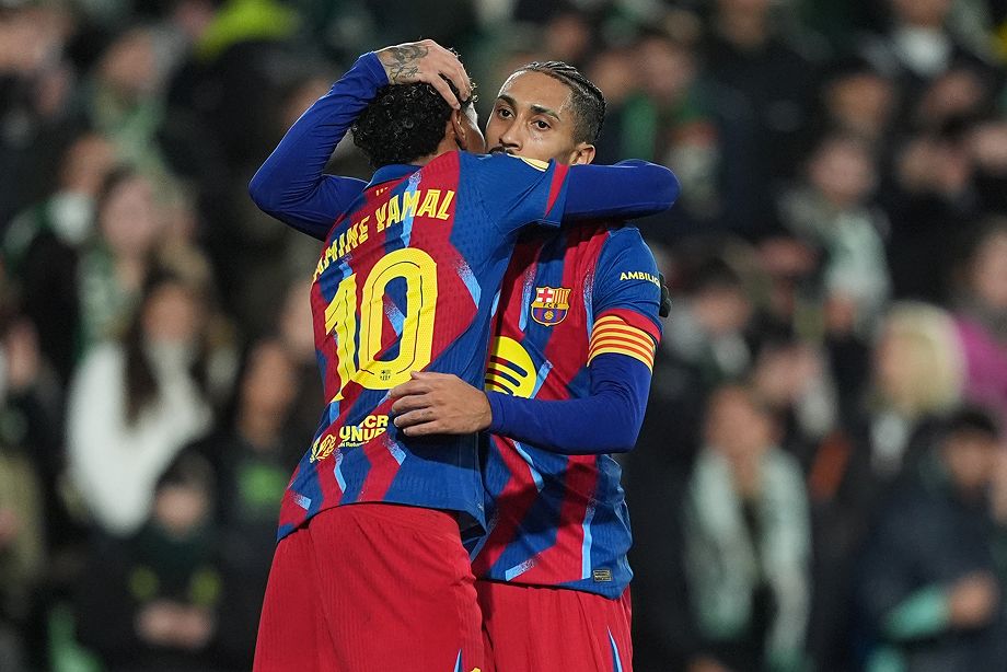 «Барселона» празднует гол «Расингу»