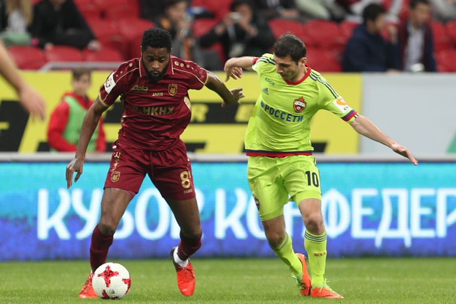 Алекс Сонг (слева)