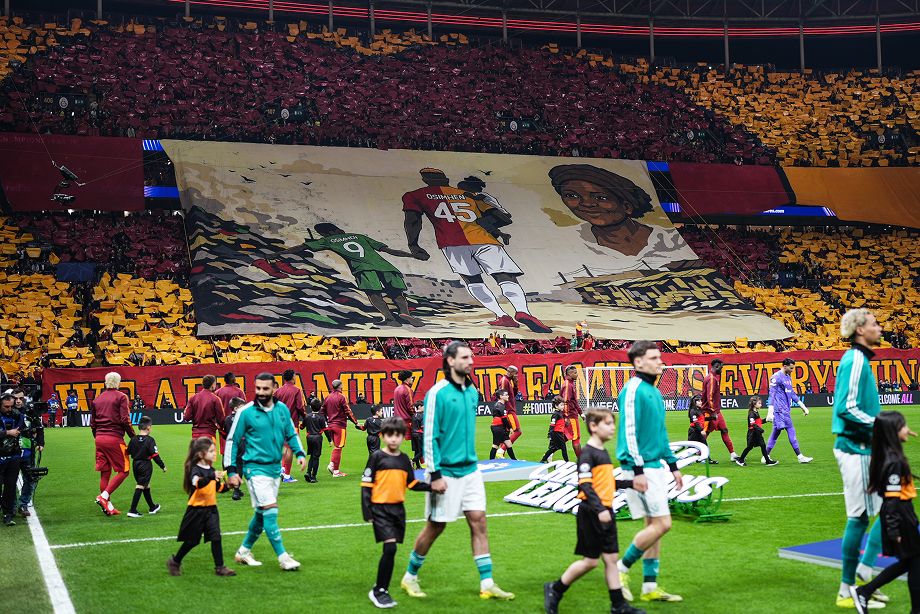 ПЕРФОРМАНС ФАНАТОВ «ГАЛАСАТАРАЯ» В ЧЕСТЬ ОСИМХЕНА 