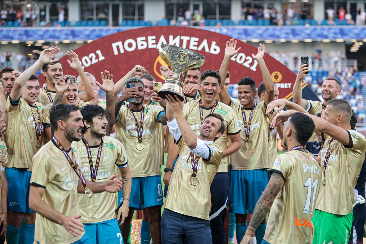 Сергей Семак поднимает трофей над головой