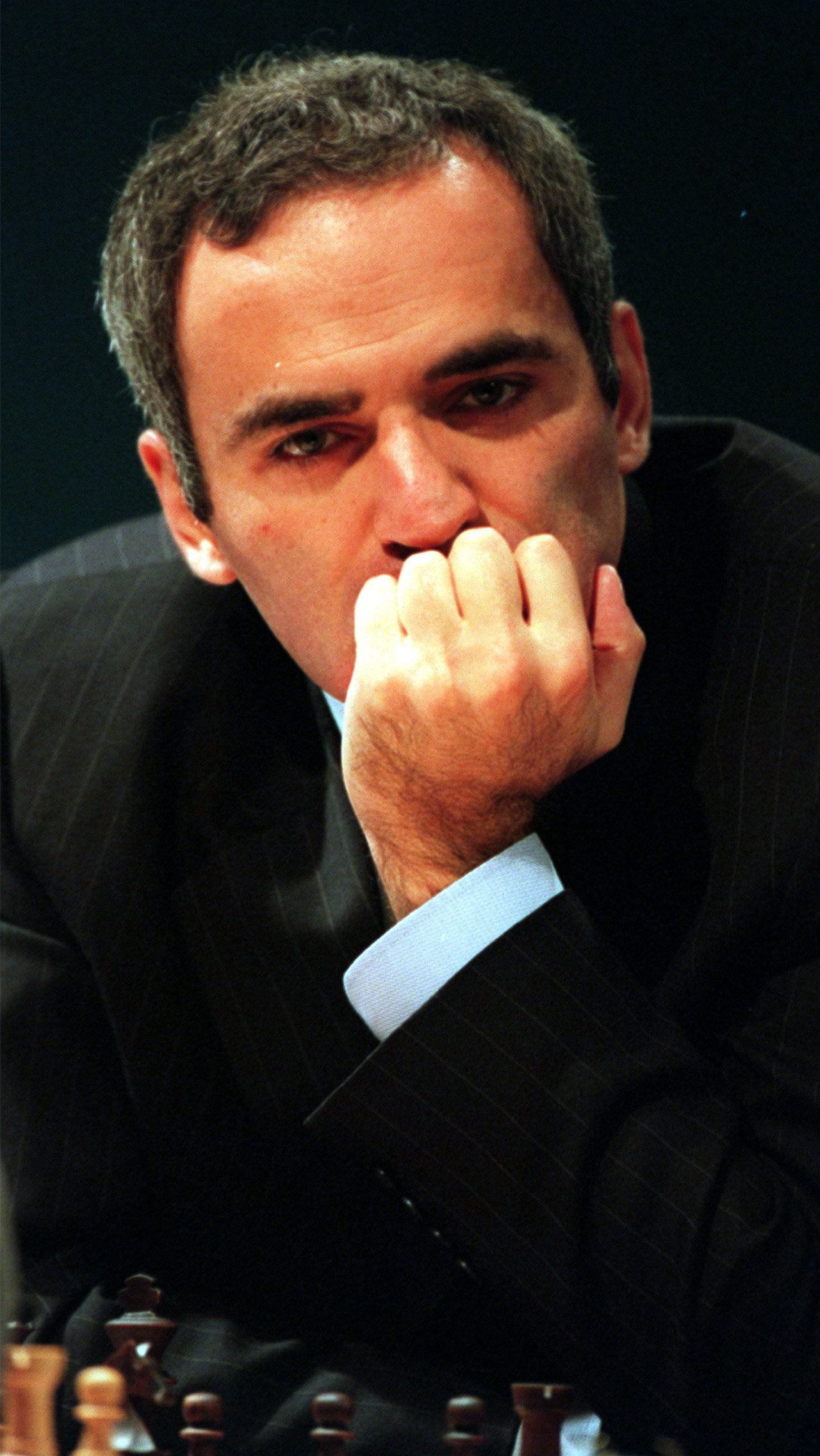 Каспаров – один из величайших шахматистов в истории. Он стал 13-м чемпионом мира, а рейтинг ФИДЕ возглавлял более 20 лет – с 1985-го по 2006-й.
