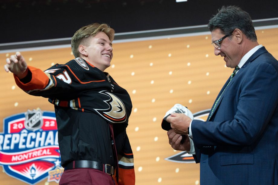 Pavel Mintyukov tras ser seleccionado por Anaheim en el draft de la NHL