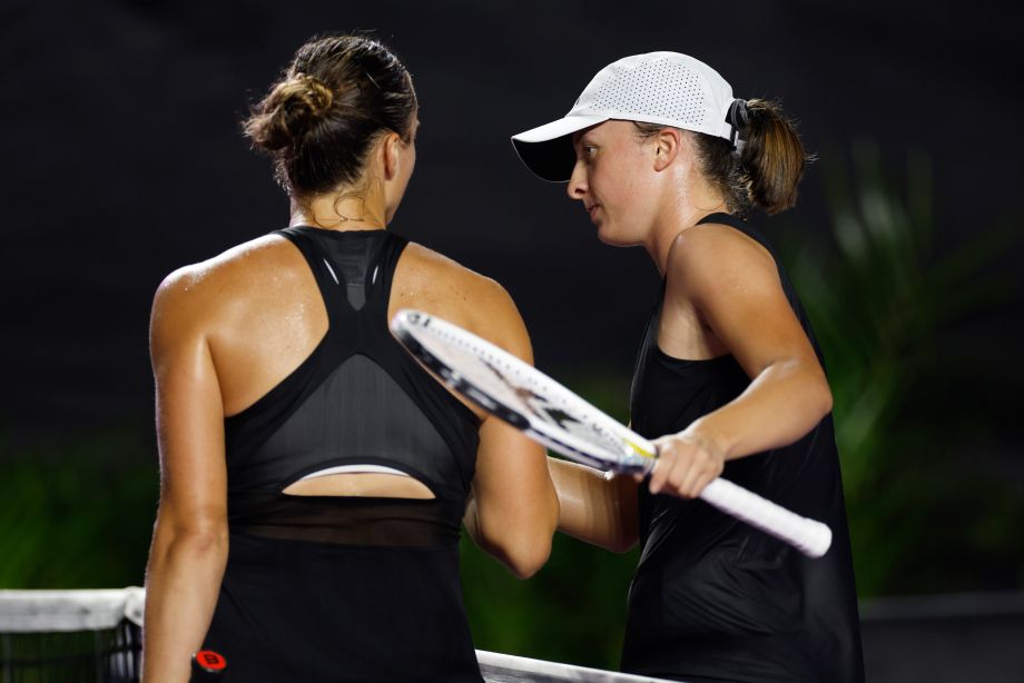 Арина Соболенко и Ига Швёнтек на Итоговом чемпионате WTA в Канкуне в 2023 году